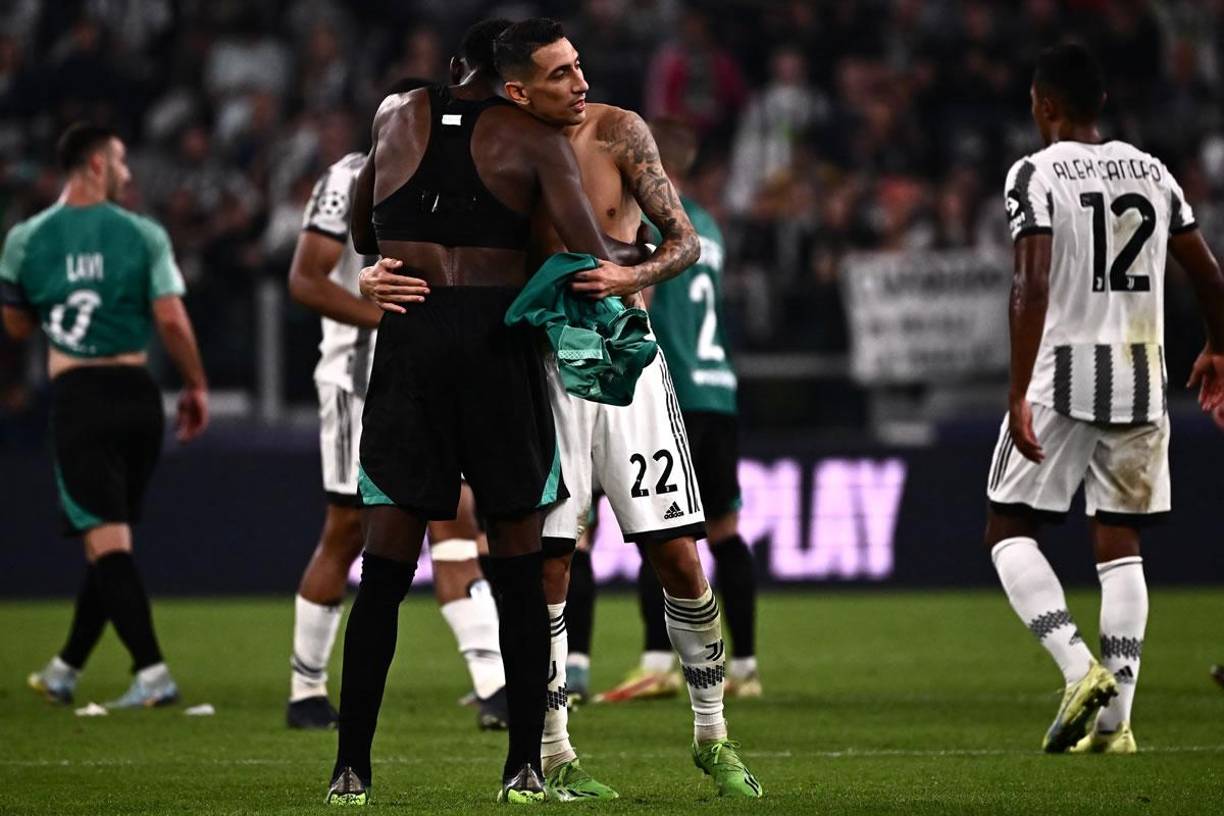 Ángel Di María intercambió su camiseta con el defensa francés del Maccabi Haifa, Dylan Batubinsika.