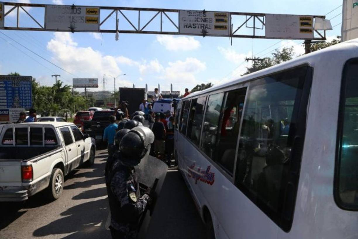 El transporte interurbano entre #PuertoCortés y San Pedro Sula amaneció paralizado.