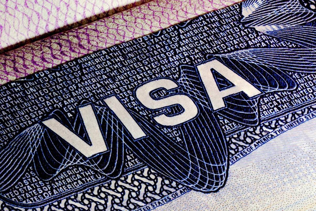 La escuela deberá emitir un Formulario I-20, una vez recibido el estudiante puede solicitar la visa en un Consulado o Embajada de Estados Unidos. Además, tendrá que completar el formulario DS-160 en línea, imprimir la página de confirmación de solicitud y acudir a la entrevista en la Embajada o consulado de EE.UU.