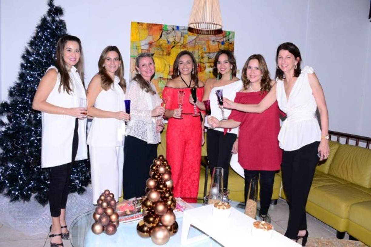 Jeannette Larach, Blanca Hawit, Elsa Leiva, la cumpleañera Rina Medina, Melissa Garza, Carolina y Mary Ann Kafati.