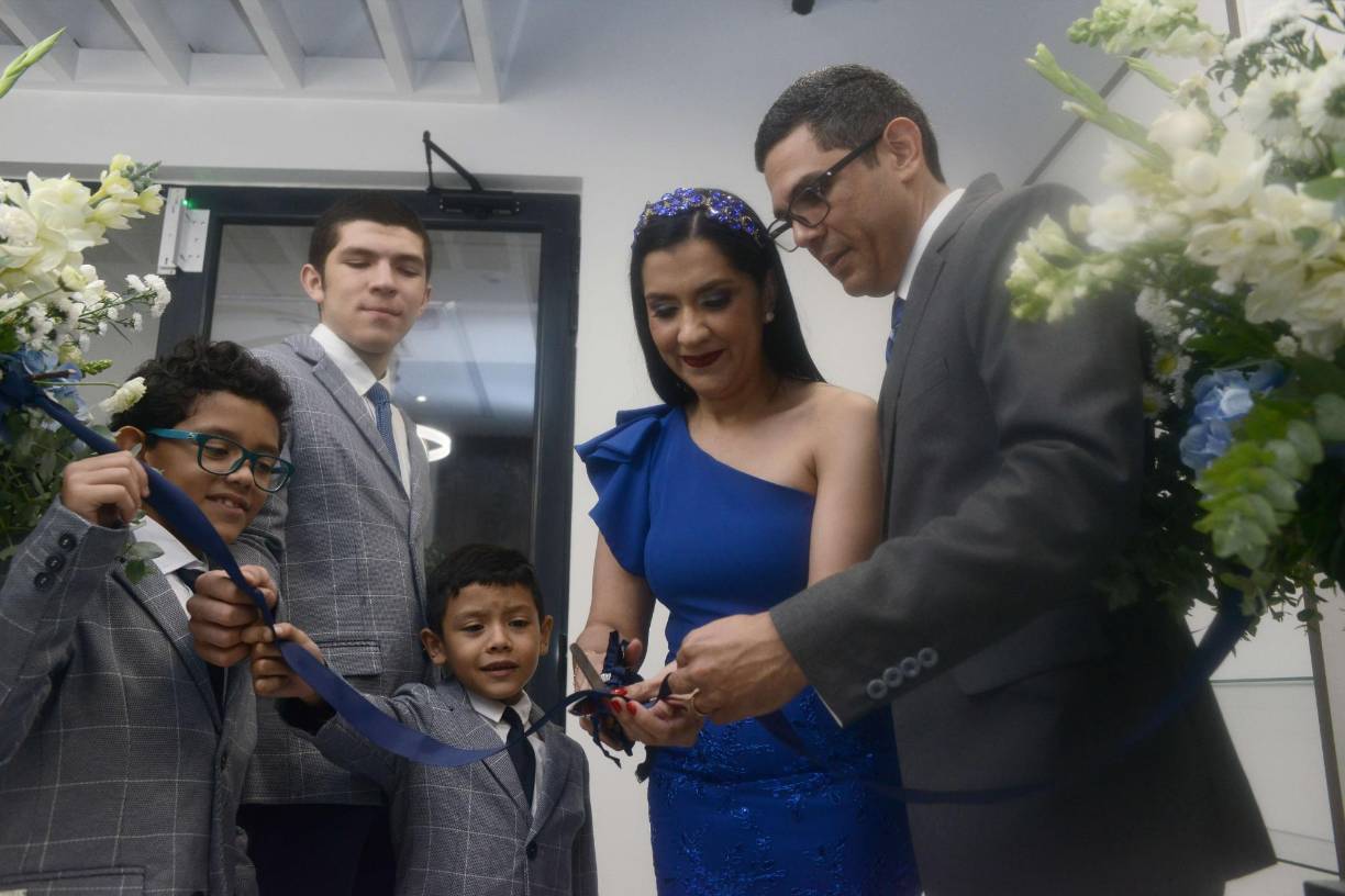 El momento del corte de cinta que simboliza la inauguración.