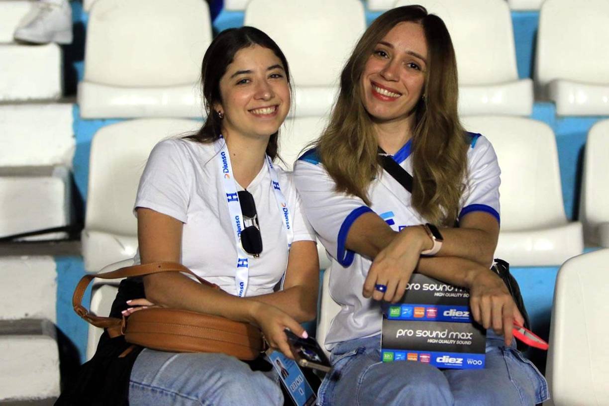 Dos bellas aficionadas hondureñas que apoyan a la Selección de Honduras.