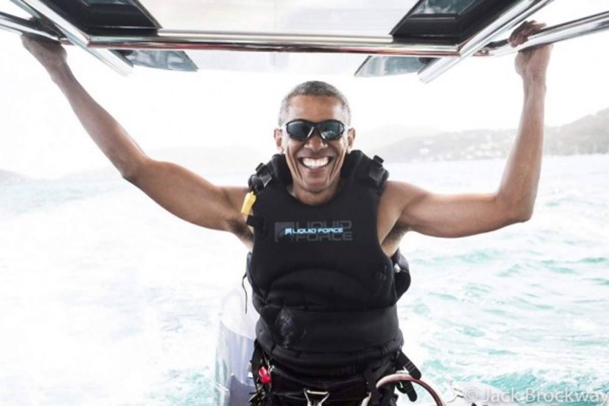 Sin embargo, pese a su ocupada agenda con la creación de la fundación Obama, la pareja también ha encontrado tiempo para disfrutar de sus deportes favoritos, como el kitesurfing.