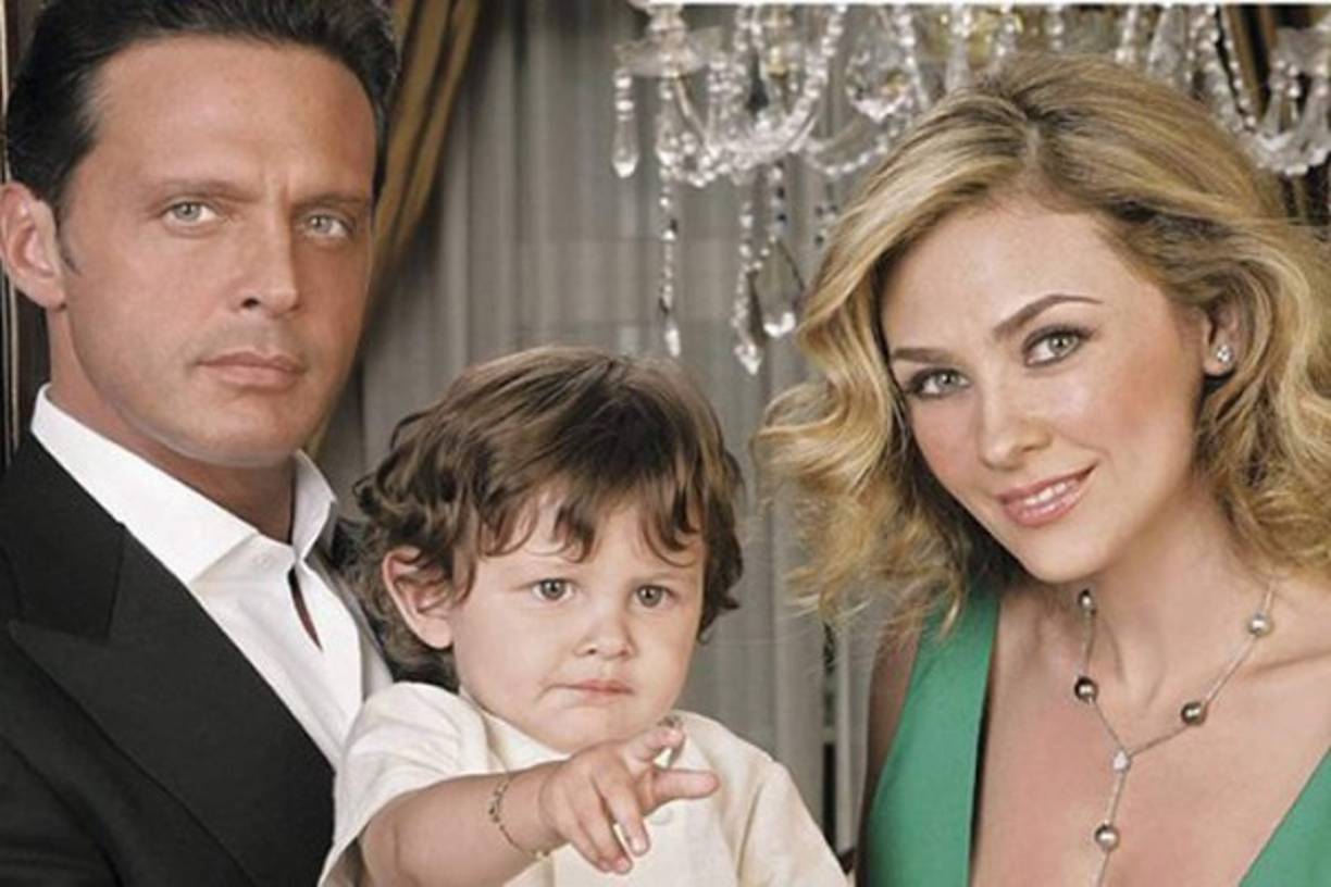 En 2011 vino el primer golpe de la actriz, ya que acusó a su ex pareja de no querer pasar tiempo con sus hijos, mientras Luis Miguel mantenía una relación con Daysi Fuente y poco después, con Brittny Gastineau.