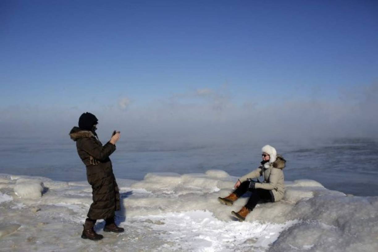 Desafiando las advertencias de las autoridades, algunos residentes salieron de sus hogares para tomarse fotografías en el lago congelado.