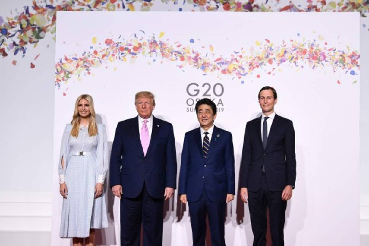 Los opositores de Trump criticaron de inmediato la asistencia de la ex modelo a la cumbre del G20, donde posó en la foto familiar con los presidentes invitados a la cita.