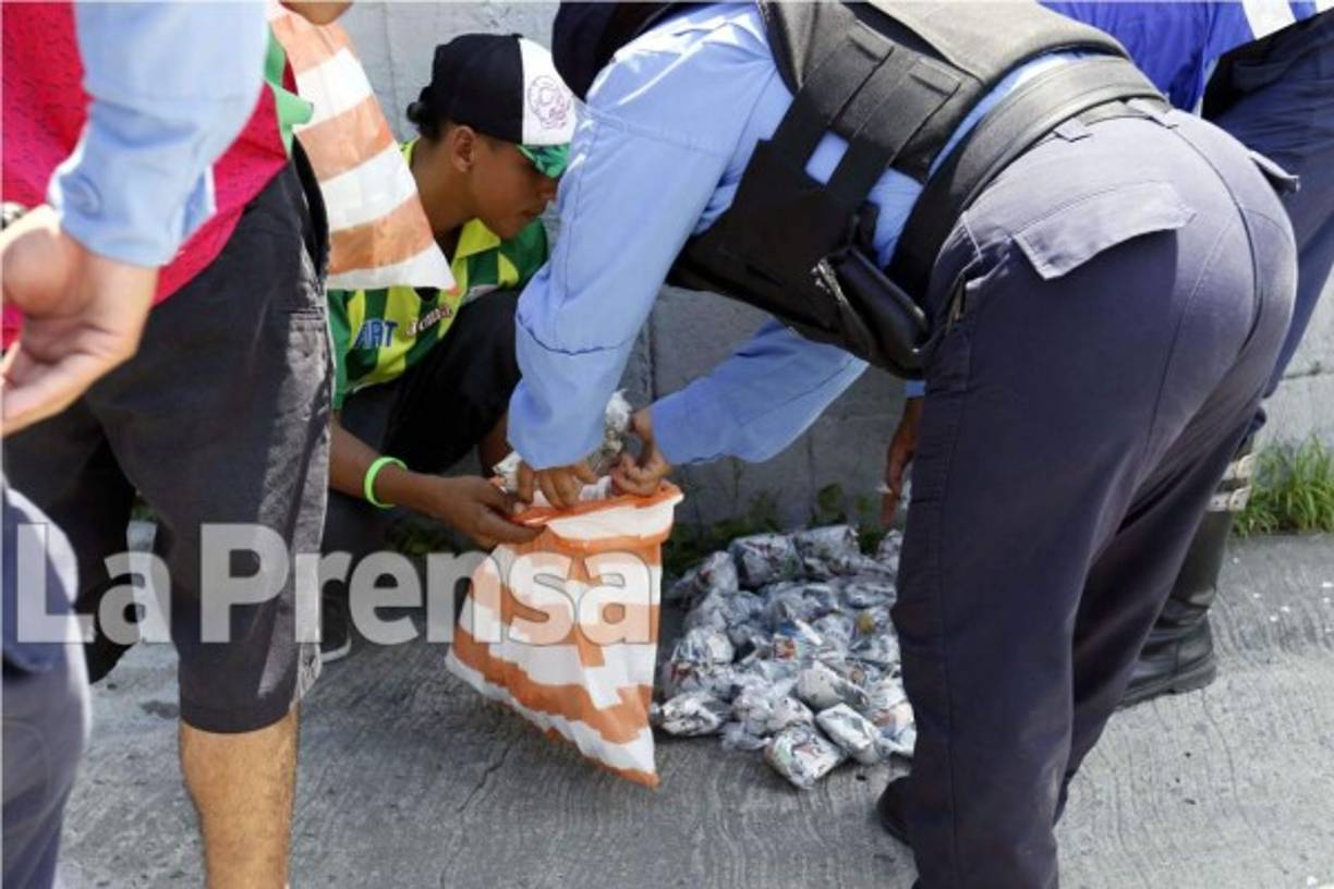 Los aficionados del Marathón llevaban unas bolsas llenas de papelitos para lanzar en el partido.