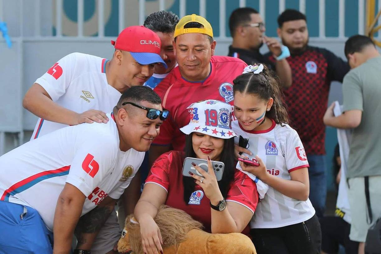 ¿Qué estaban viendo? Estos aficionados del Olimpia se entretuvieron con el celular antes de entrar al estadio.