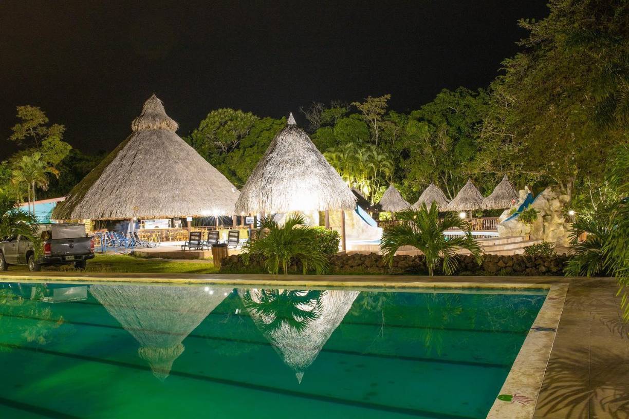 Para reservaciones puede contactarse al número 9679-1066 /Facebook: <b><a rel="nofollow noopener noreferrer" href="https://www.facebook.com/CascataLodge/?ref=page_internal" target="_blank">Cascata Lodge Honduras;</a></b> e Instagram: <b><a rel="nofollow noopener noreferrer" href="https://www.instagram.com/cascatalodge/?utm_medium=copy_link" target="_blank">@cascatalodge</a></b>.