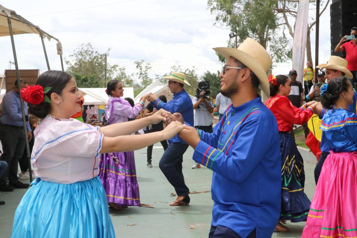 Asimismo hubo participación de cuadros de danza.