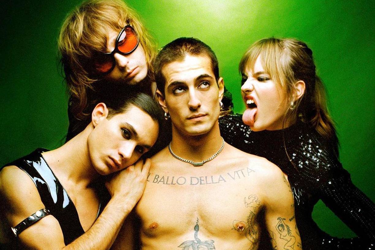 La música no conoce barreras y eso incluye idiomas y estilos interpretativos, como lo demostró Måneskin esta semana en su concierto en México. La famosa banda italiana sorprendió a sus fans interpretando una canción en español del género de moda, corrido tumbado. No es la primera vez que cantan en español, lo hicieron en un directo en Europa con el tema de Juanes, La Camisa Negra, que causó una emotica reacción en redes del colombiano. Su coqueteo con el español ilusiona a los fans de hispanoamerica de Måneskin que esperan ansiosos una colaboración o tema en solitario de la banda cantando en nuestro idioma.