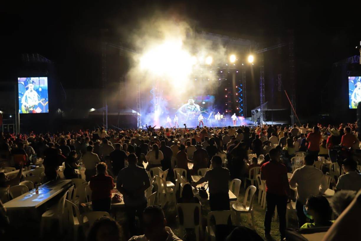 Más de tres horas cantaron Los Tigres del Norte. 