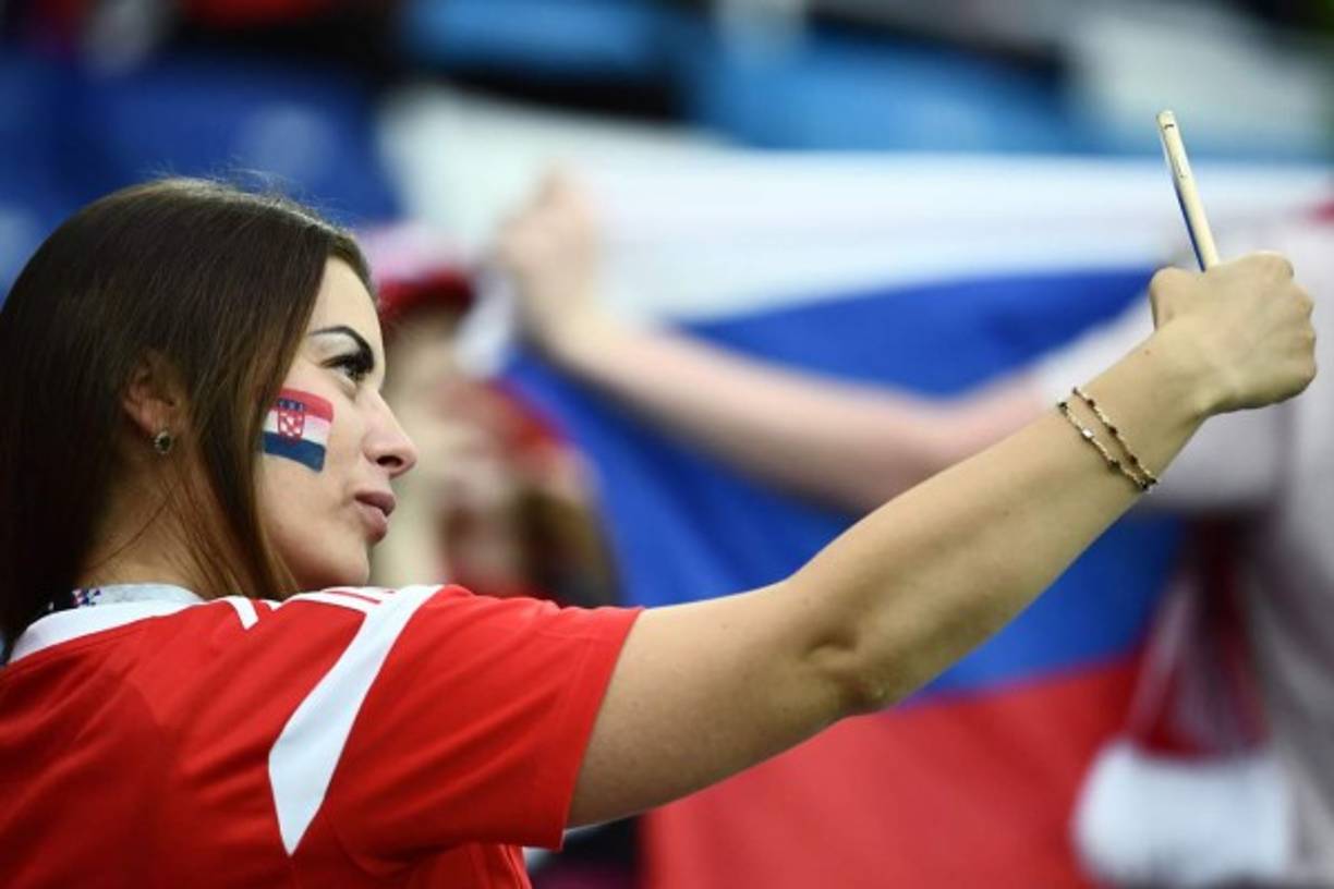 Esta bella aficionada tomándose una selfie en las gradas del estadio Nizhny Novgorod.