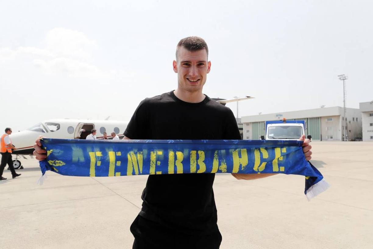 Livakovic tiene nuevo club. El portero croata cambia su país por Turquía. El Fenerbahce acaba de hacer oficial su llegada a cambio de 9 millones de euros.