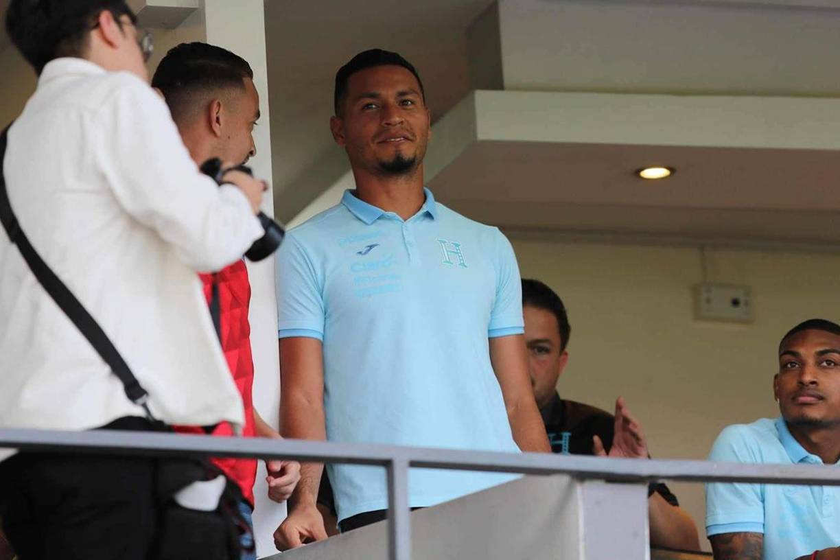 El portero de la Selección de Honduras, Marlon Licona, llegó junto a otros seleccionados al estadio Nacional para ver el clásico.