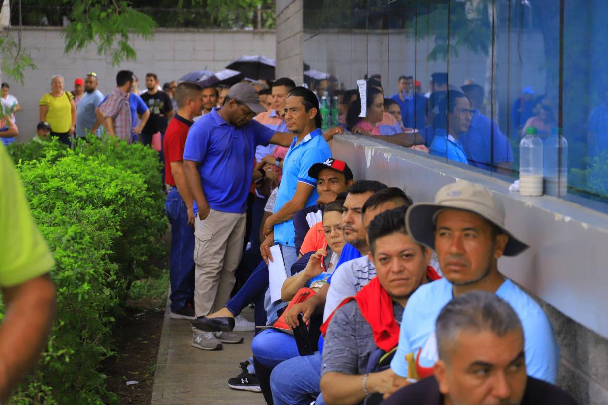 El lunes 2 de octubre las instalaciones de la Dirección Nacional de Vialidad de Transporte estaban abarrotadas y algunos ciudadanos se quejaban de algunas preferencias.