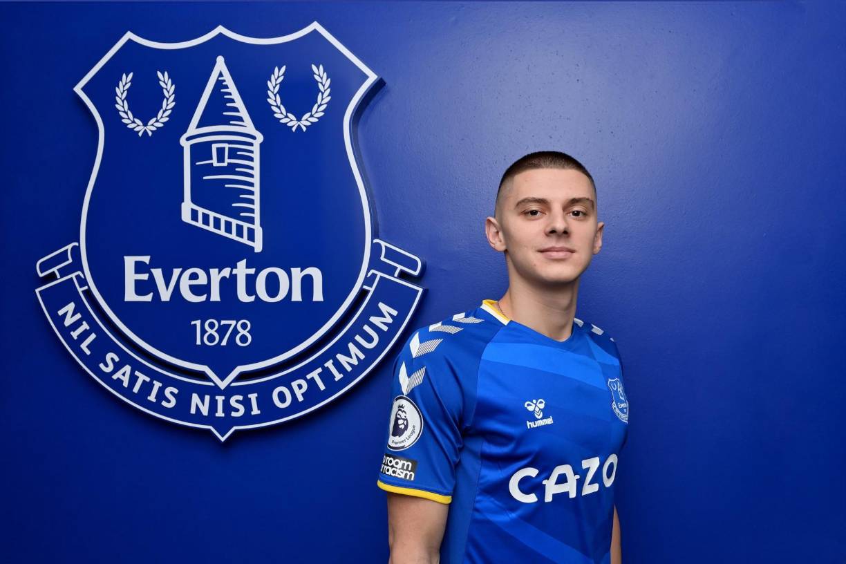El defensa lateral izquierdo Vitaliy Mykolenko, de 22 años e internacional ucraniano, se comprometió con el Everton por cuatro años, llega procedente del Dinamo de Kiev.