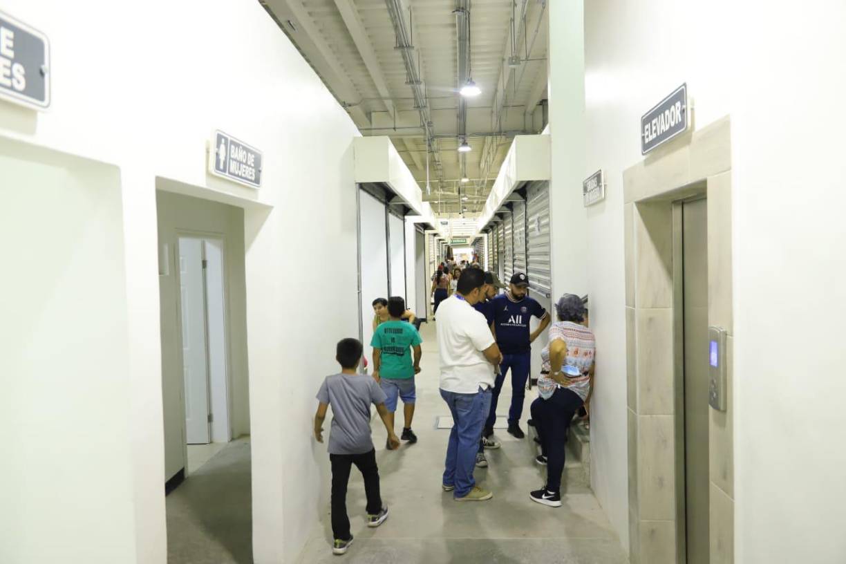 El mercado cuenta con 330 locales, área de guardería, zona de parqueo y floristería. Además dispone de farmacia, clínica, cooperativa, una agencia bancaria y parqueo para unos 80 vehículos.