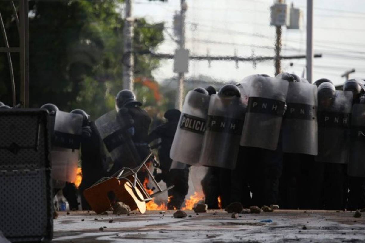 Los manifestantes se refugiaron atrás de los portones de la UNAH.