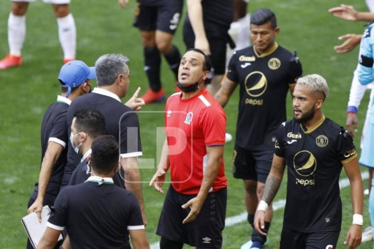 Diego Vázquez se enfrenta con un miembro del staff técnico del Olimpia.