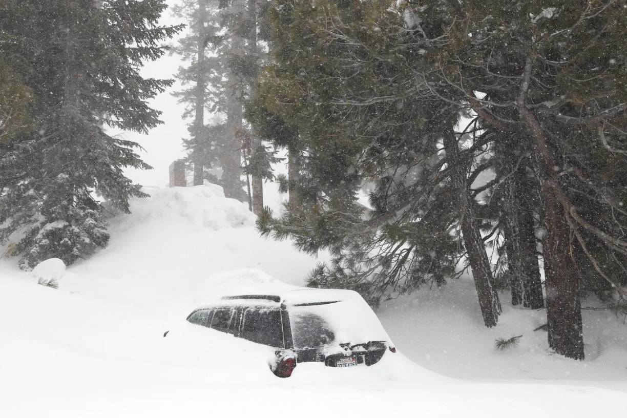 Las autoridades alertan a los conductores sobre las condiciones peligrosas en las carreteras.
