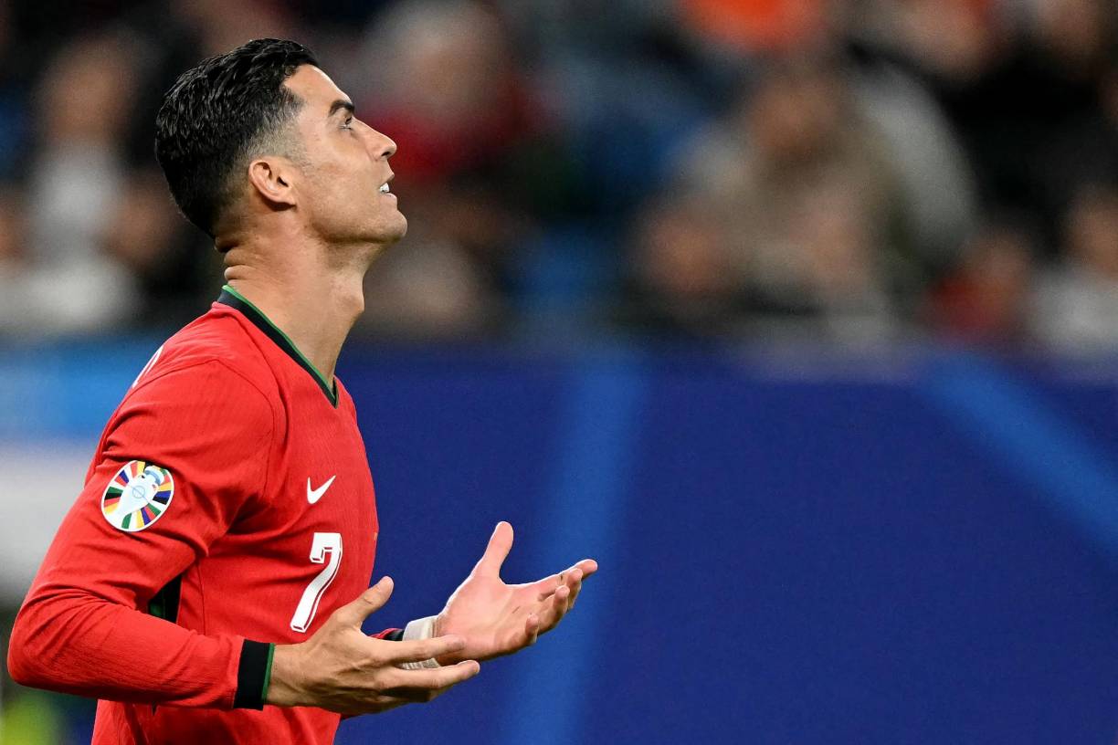 En la segunda parte, el encuentro comenzó a animarse hacia la hora de juego, con Portugal iniciando las hostilidades.