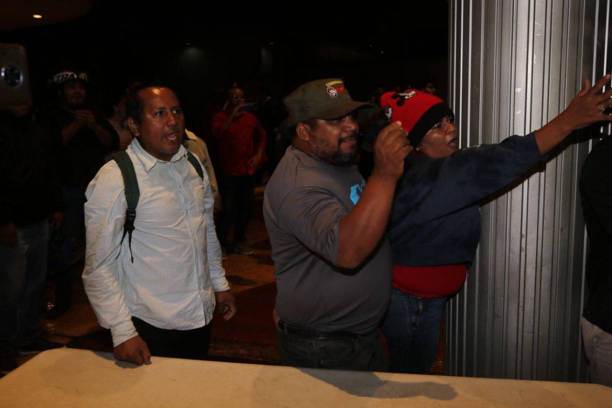 Los seguidores del Partido Libertad y Refundación (Libre) acorralaron a diputados nacionalistas.