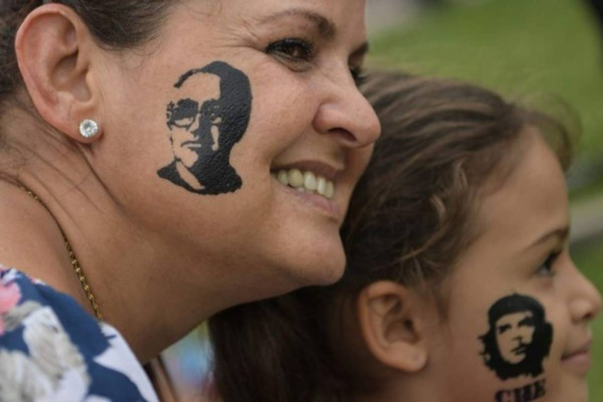 Así, miles de salvadoreños cumplieron hoy su sueño de venerar por primera vez como santo a monseñor Romero, conocido como 'la voz de los sin voz'.