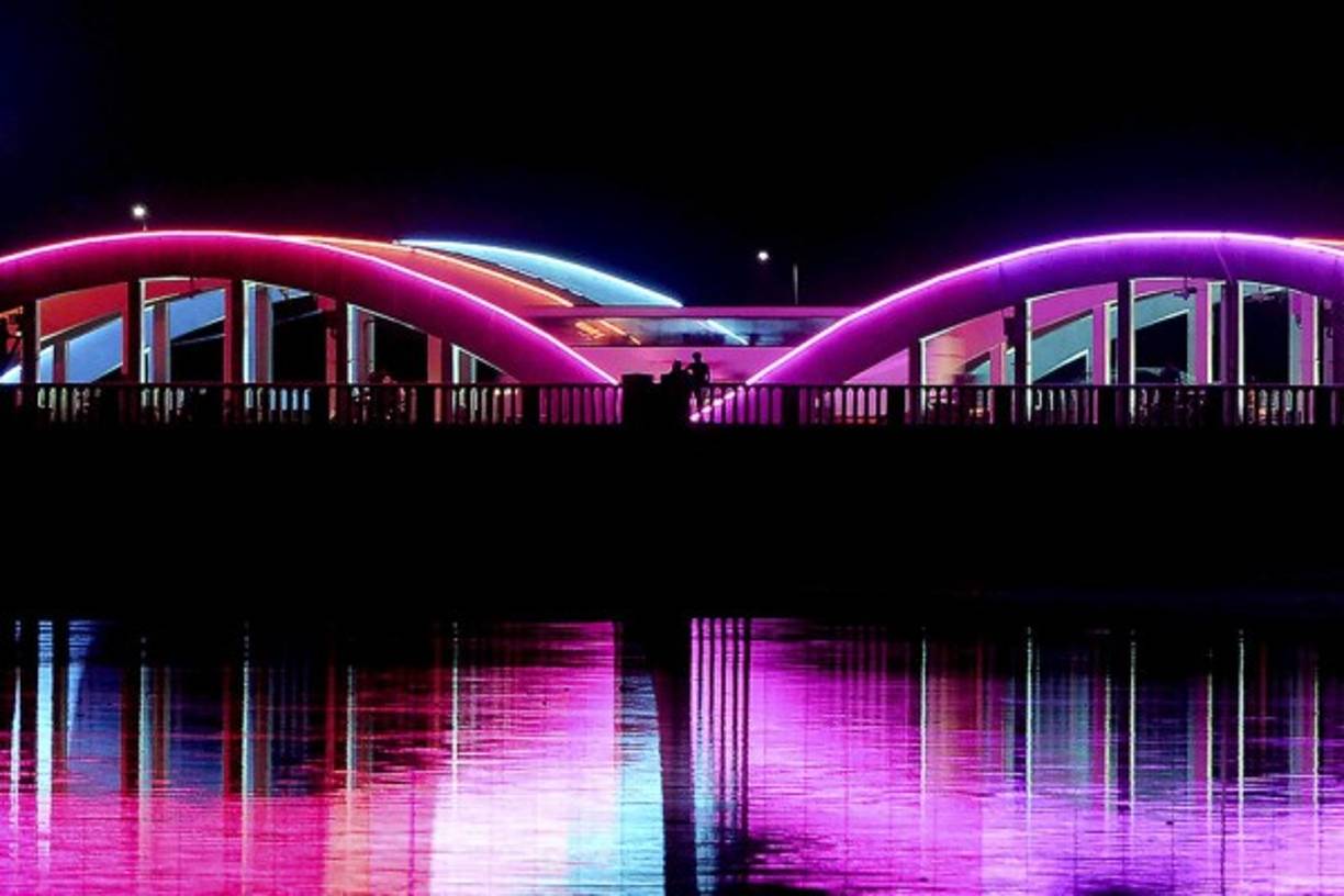 INDIA. El puente Napier iluminado se muestra en la víspera de Año Nuevo en Chennai el 31 de diciembre de 2020 (Foto de Arun SANKAR / AFP).