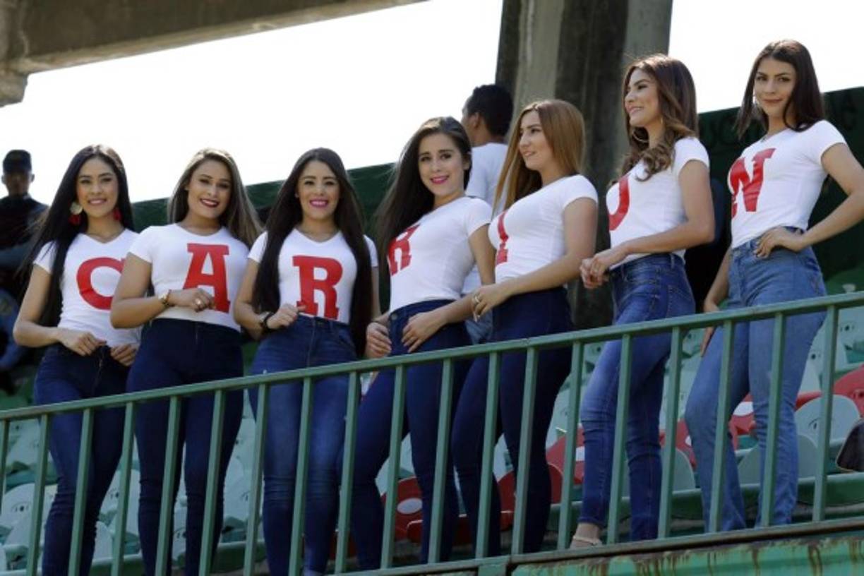 Las bellas chicas Carrion en las gradas del estadio Yankel Rosenthal.