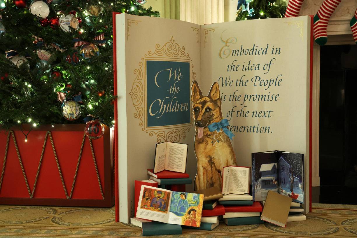 Las mascotas de los Biden, Commander y Willow, también destacan entre la decoración navideña.