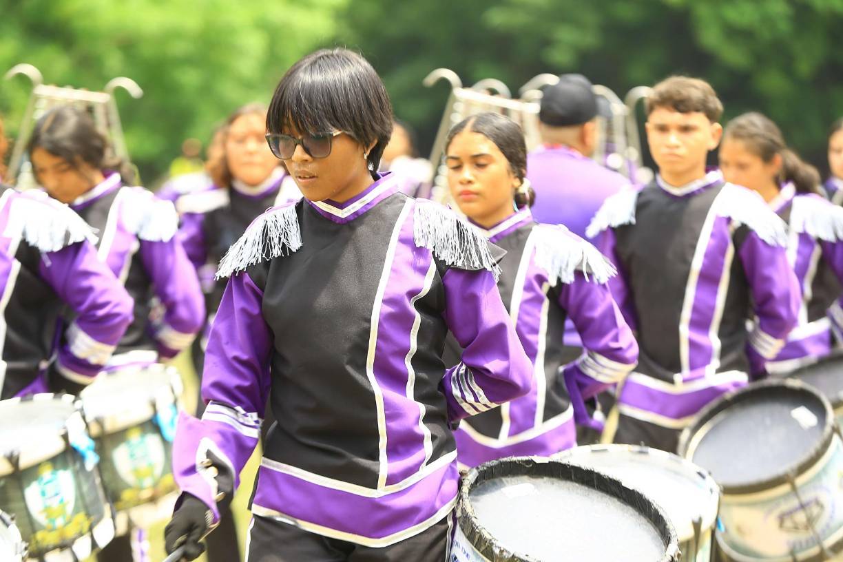 Los ganadores en categoría bMejor Dirigente : Inst. Delfina MejíaMejor Cuadro de Liras : Inst. Fe y Esperanza Mejor cuadro de Redoblantes: Inst. Fe y Esperanza Mejor cuadro de cueros : Inst. Delfina MejíaMejor cuadro de tarolas : Inst. Técnico Ernesto Ponce Mejor cuadro de bombos : Inst. Fe y Esperanza Mejor cuadro de guiros : Inst. Fe y Esperanza