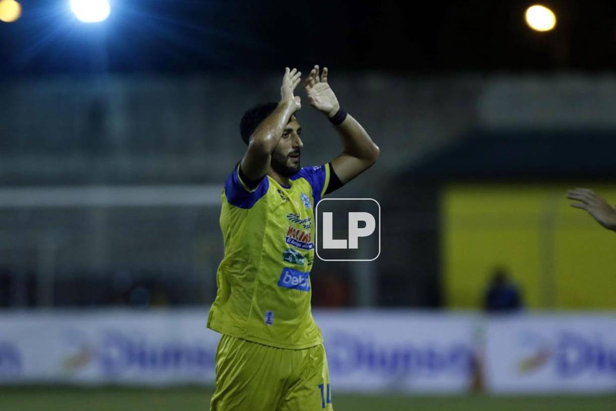 El defensa uruguayo Fabricio Silva hizo el empate transitorio del Victoria en el Micheletti.