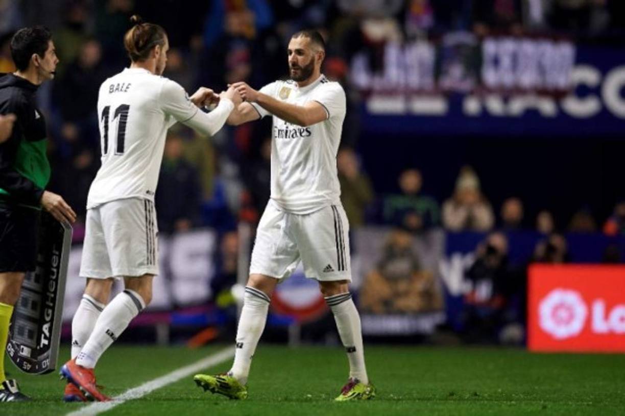 Regla 3: Sustituciones de jugadores<br/><br/>-El jugador que ha sido sustituido debe dejar el terreno de juego en el punto más cerca de una banda o la línea de meta (no será necesario que se retire por el centro).