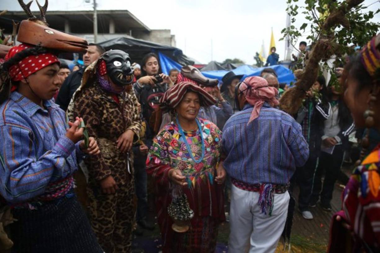 Este pequeño enclave del sur de Guatemala tiene una costumbre singular al representar, con la 'Danza del Venado', la creación del universo durante esta fecha religiosa.<br/>