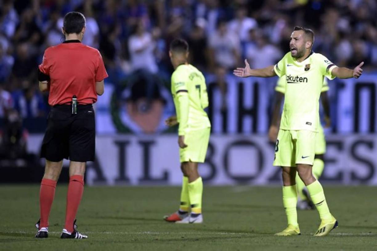 Jordi Alba le reclama al árbitro del partido.