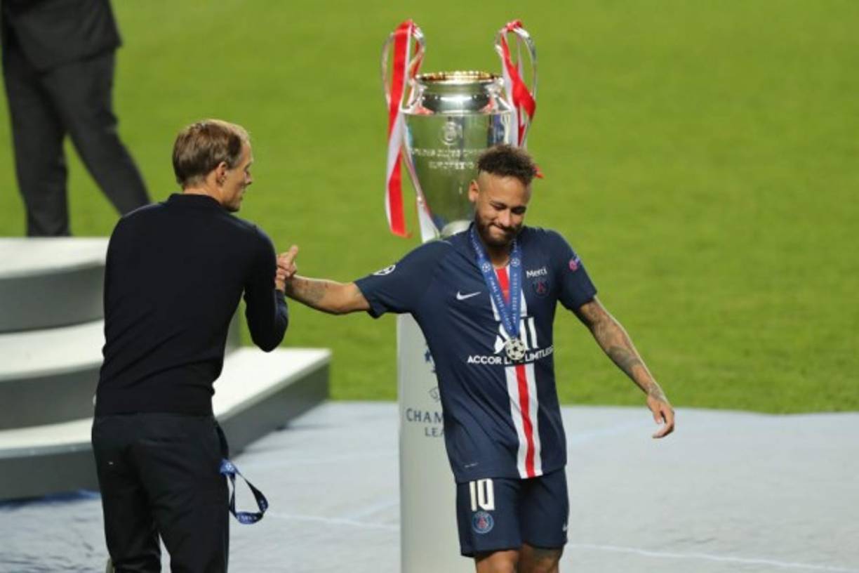 Neymar dio la cara y fue a recoger la medalla de subcampeón .