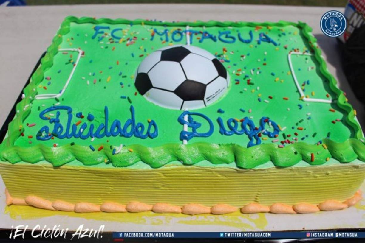 Uno de los pasteles que le llevaron a Diego Vázquez por su cumpleaños 50.