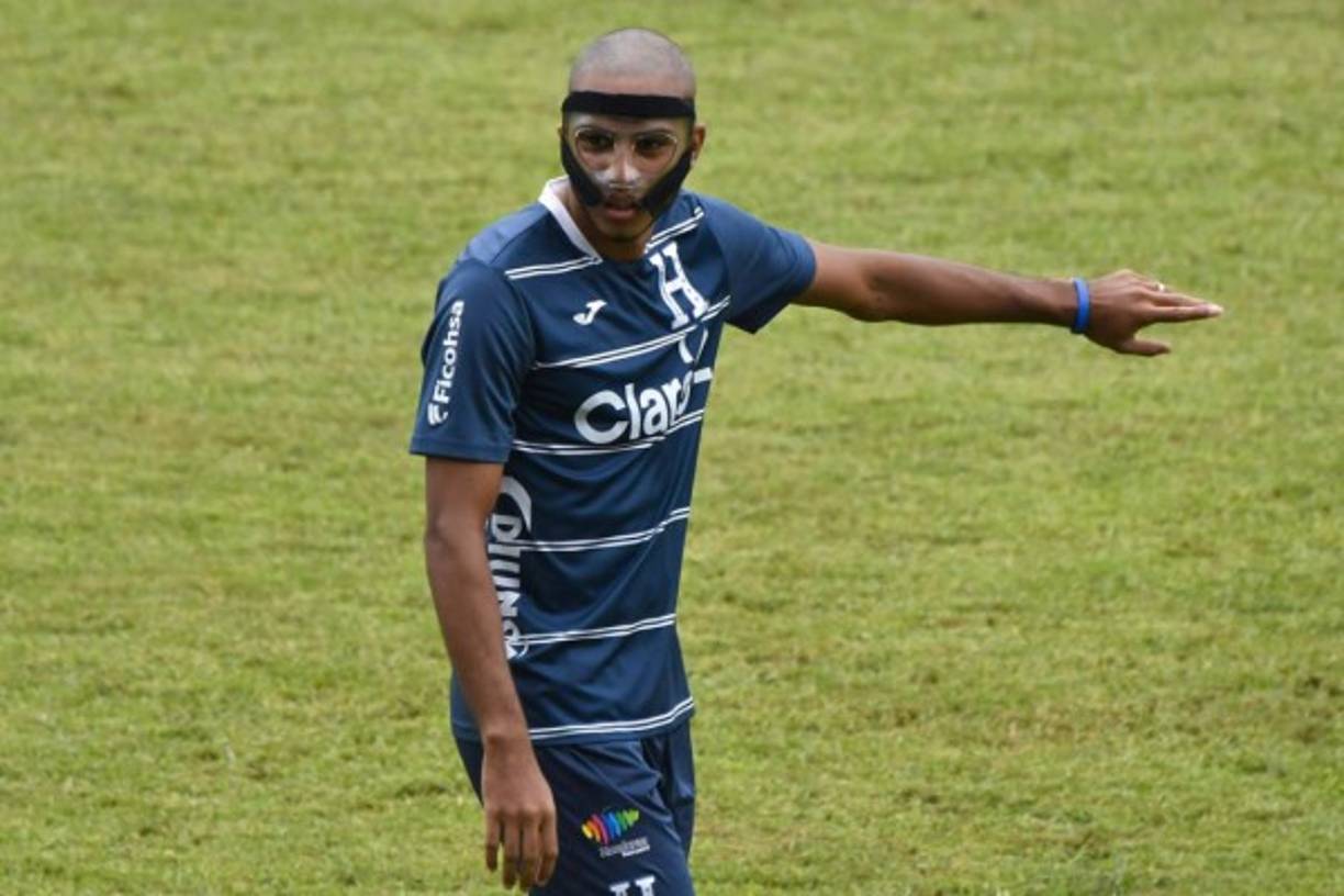 Eddie Hernández entró nuevamente con la máscara de protección para su rostro.