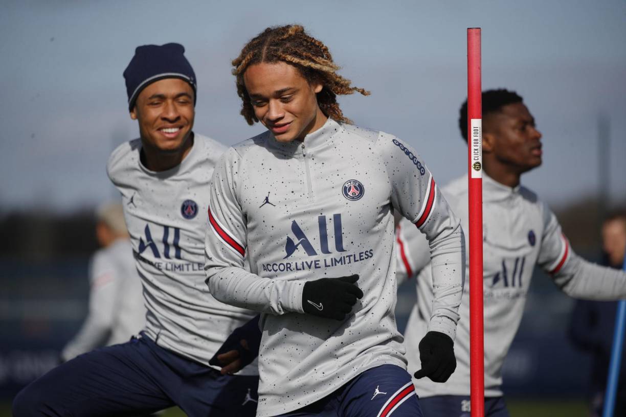 Xavi Simons: El joven centrocampista no renovaría con PSG para volver al Barcelona.