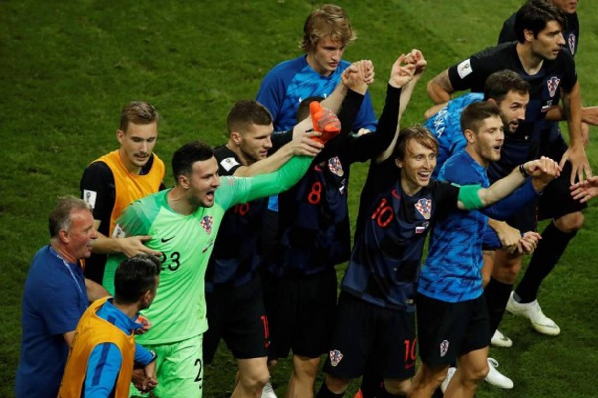 Los croatas festejaron y agradecieron el apoyo de sus aficionados. Foto AFP