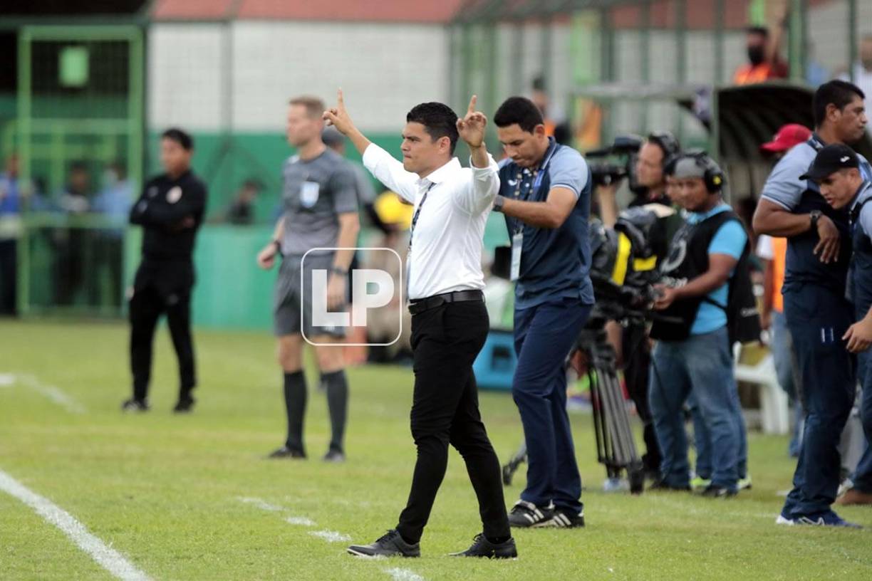 Luis Alvarado festejando el triunfo hondureño frente a Costa Rica.