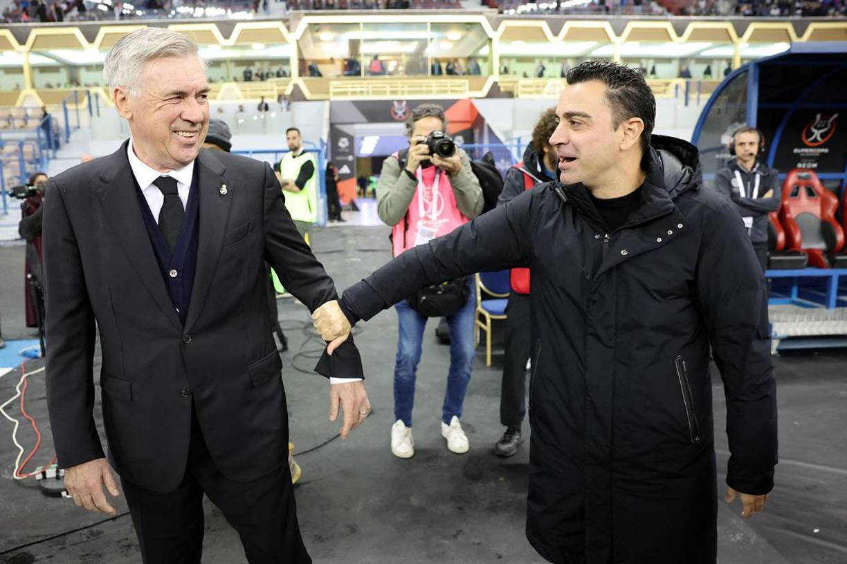 El cariñoso saludo entre Carlo Ancelotti y Xavi Hernández antes del inicio del partido.