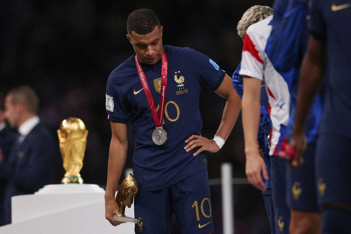 Kylian Mbappé se mostró muy triste cuando pasó a recoger la medalla de subcampeón del mundo.