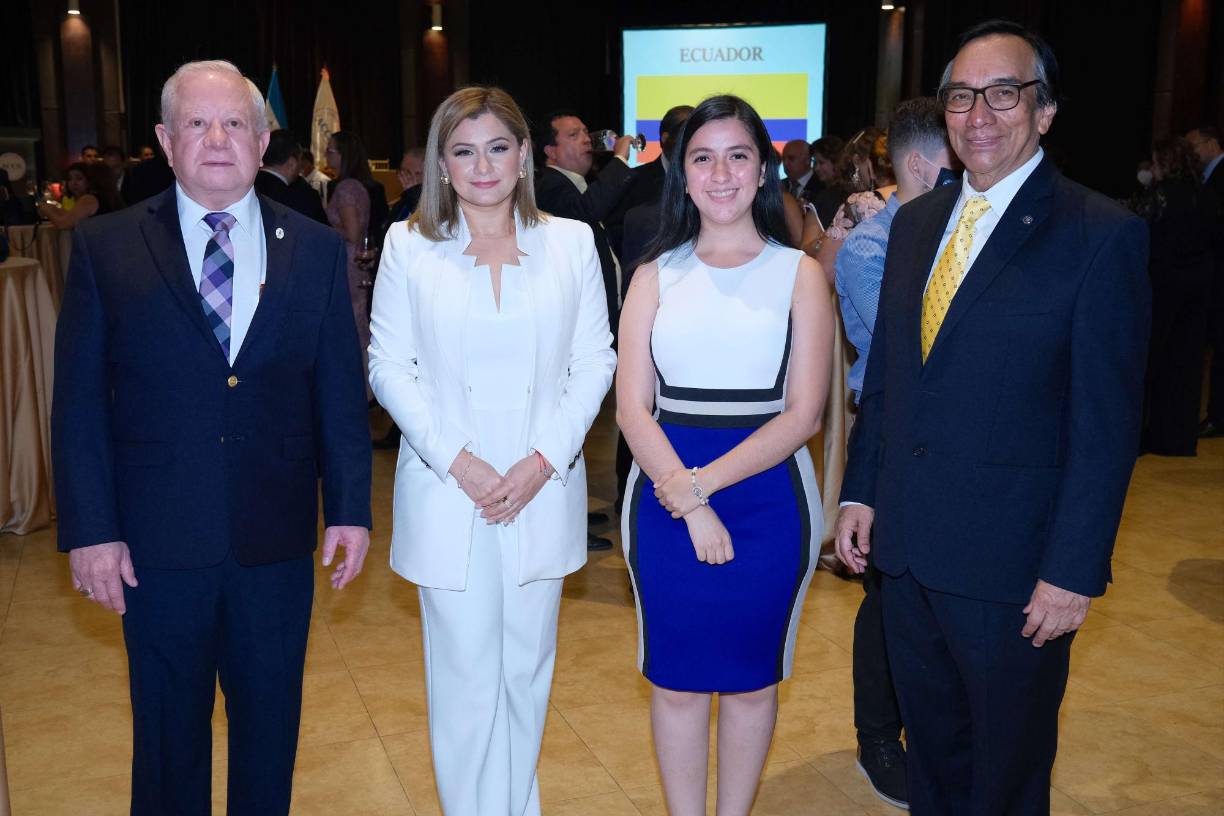 Roger y Emma Valladares junto a Zully Cuéllar y Victor Manuel Rodriguez