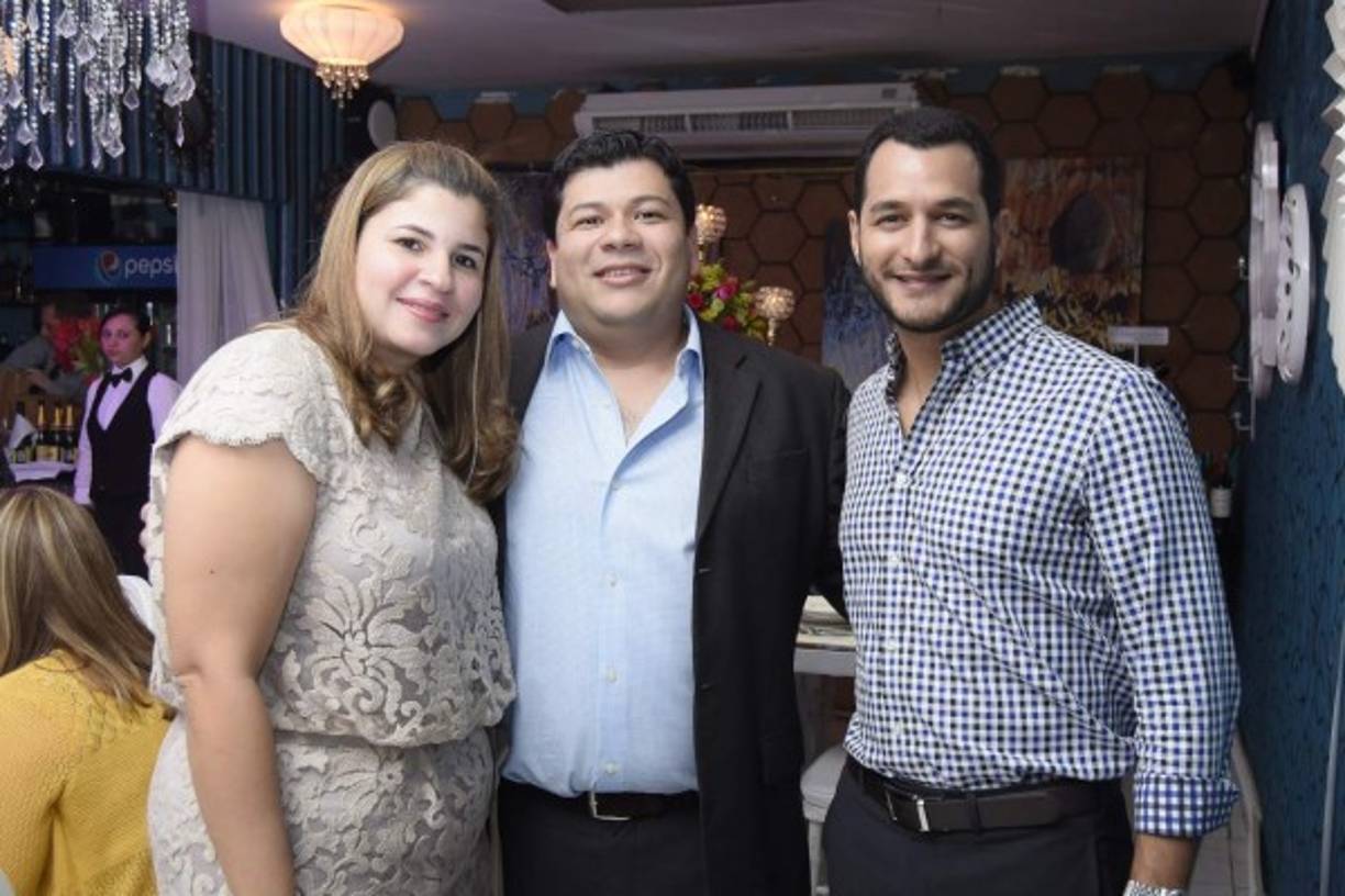 Verónica y Luis Valle con Roberto Córdoba.