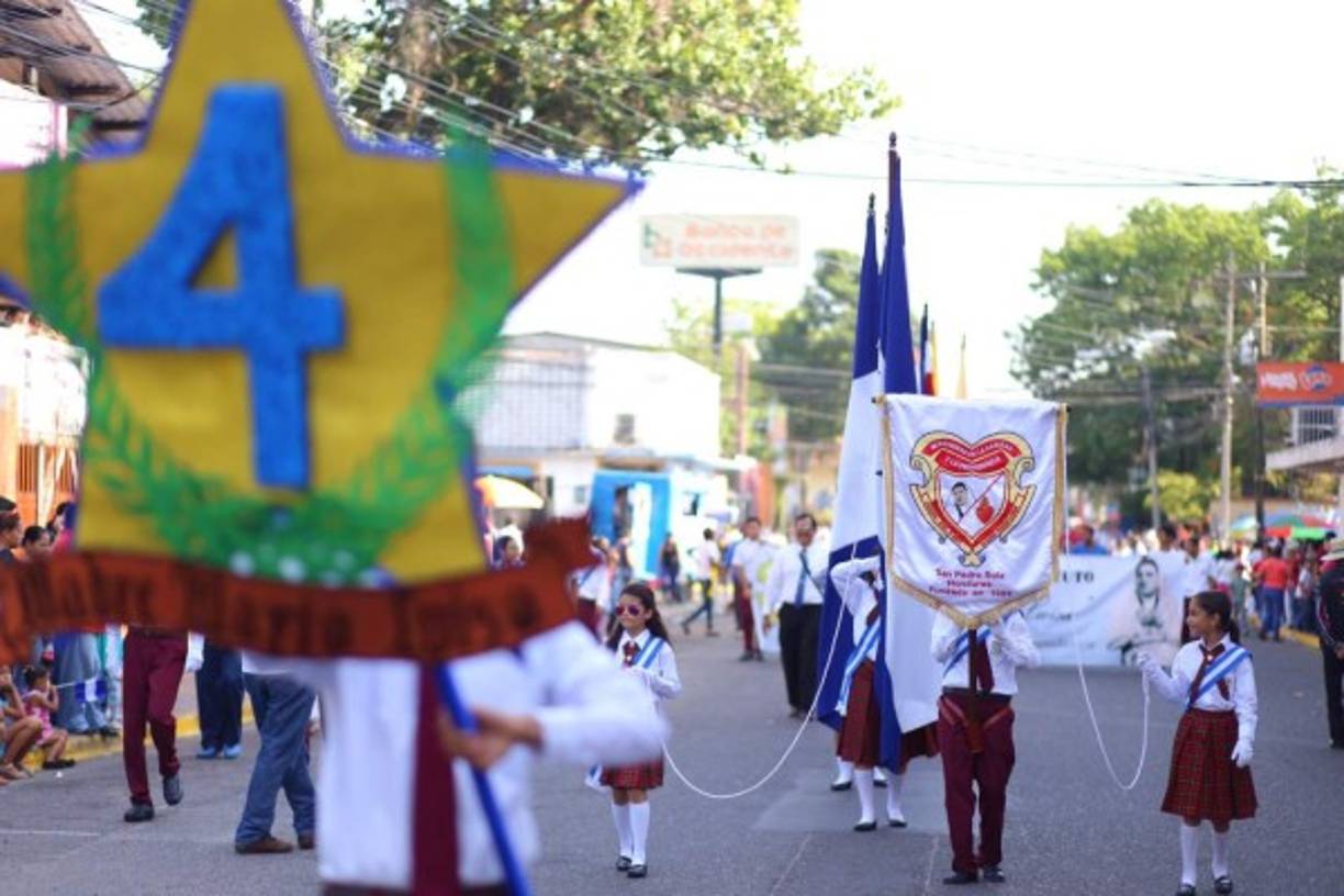 Los estudiantes sampedranos desfilan con alegría.