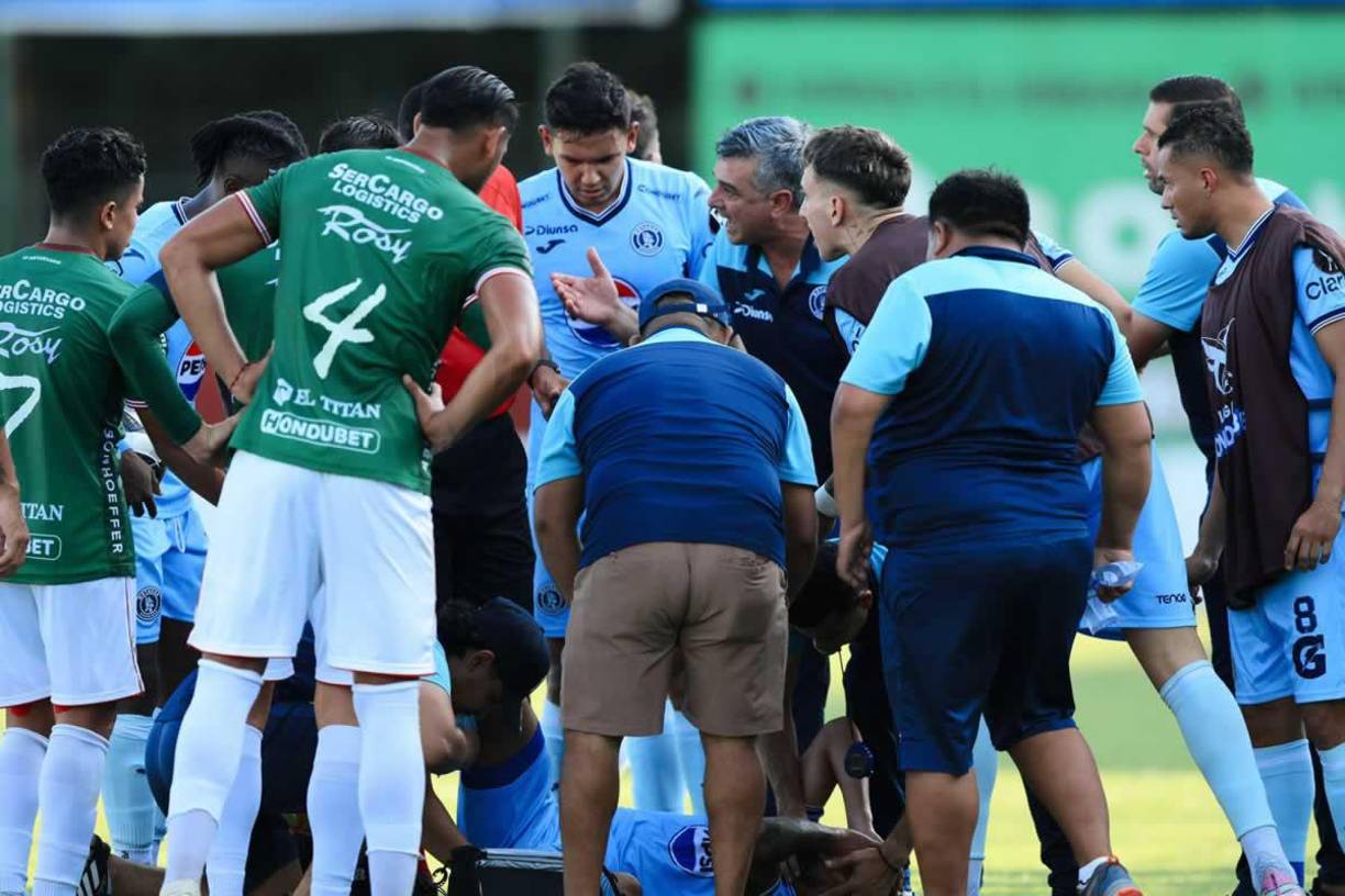 Diego Vázquez se acercó al árbitro Raúl Castro para exigirle amonestación al jugador de Marathón por una falta.