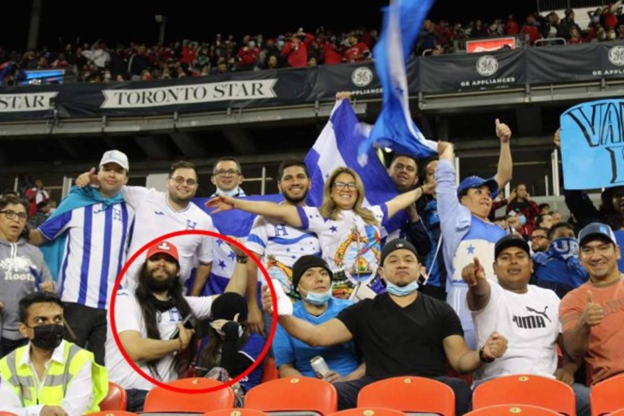 Así se ocultó la chica ante las cámaras.