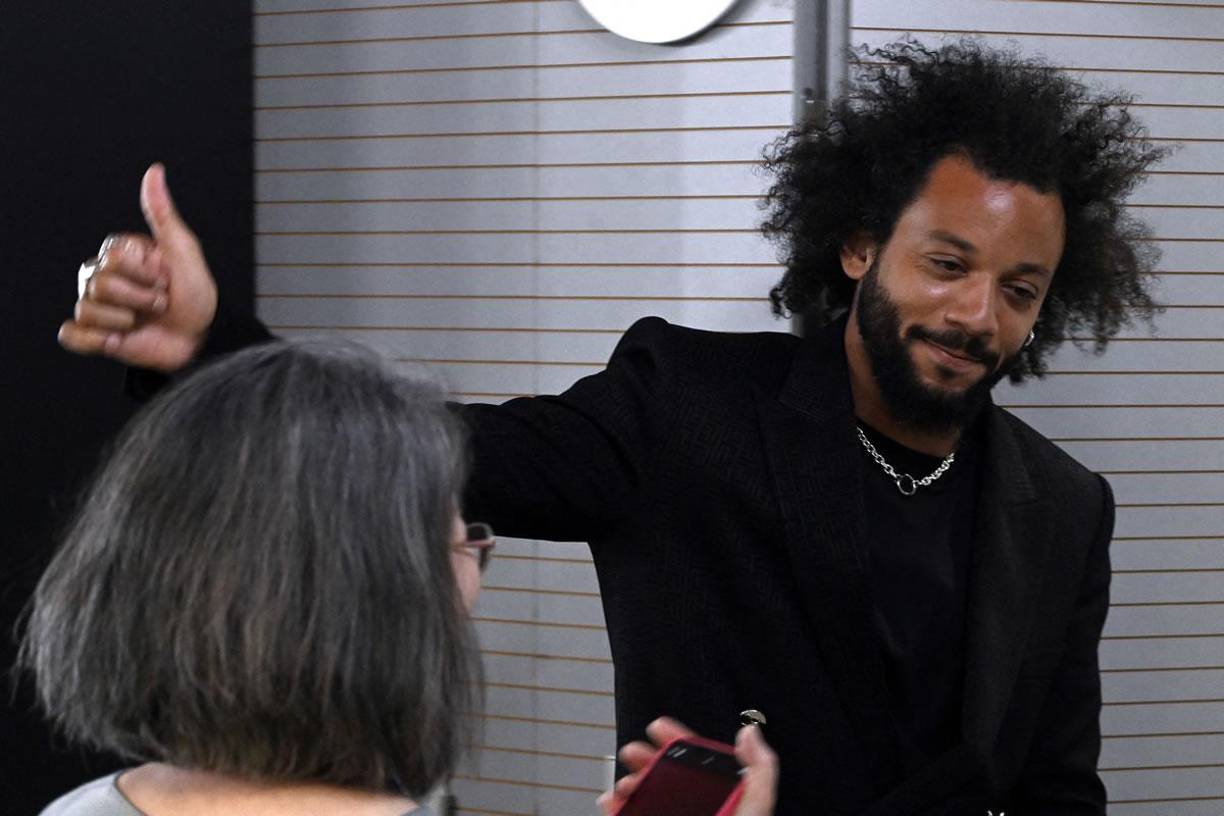 El brasileño Marcelo dijo que seguirá su carrera como futbolista tras despedirse con 34 años del Real Madrid, pero no desveló en qué equipo y sorprendió al no descartar enfrentarse al club del que se va como jugador más laureado.